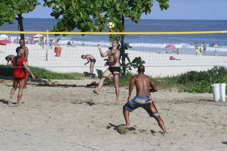 Márcio Garcia mostra habilidade no futevôlei