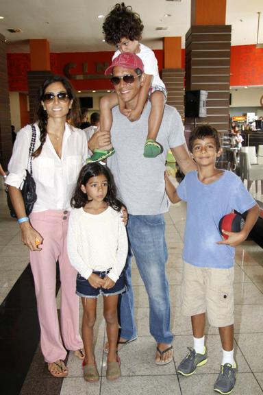 Márcio com a mulher, Andrea Santa Rosa, e os filhos, Nina, Pedro e Felipe