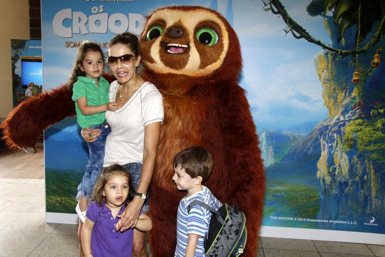 Bianca Rinaldi com as filhas gêmeas e um amiguinho