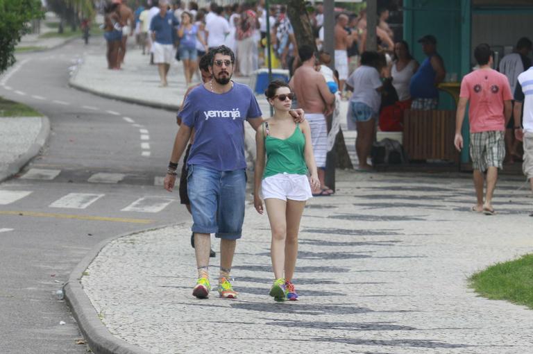 Bruna Linzmeyer e Michel Melamed caminham pela orla da Barra