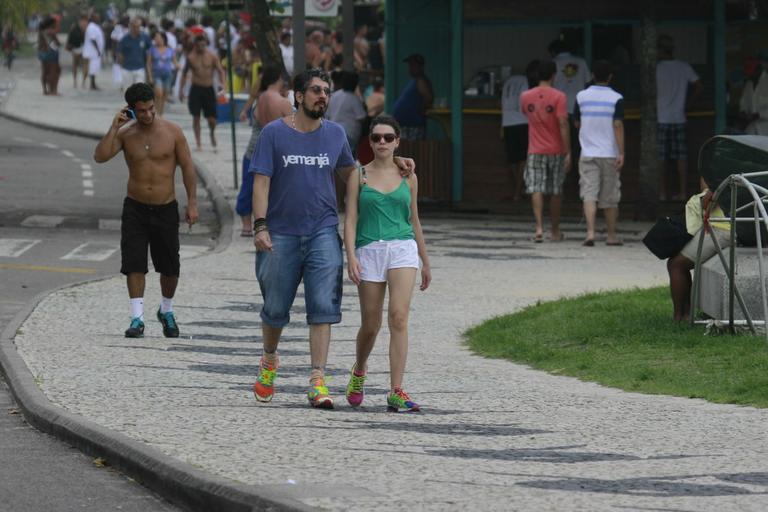 Bruna Linzmeyer e Michel Melamed caminham pela orla da Barra