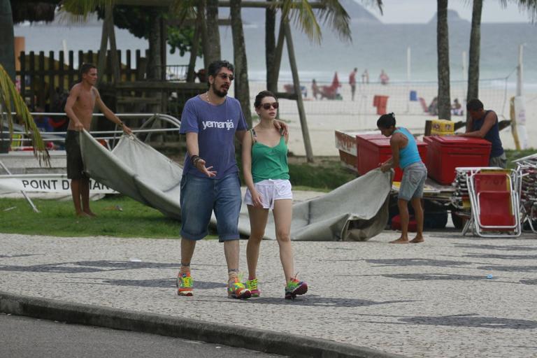 Bruna Linzmeyer e Michel Melamed caminham pela orla da Barra