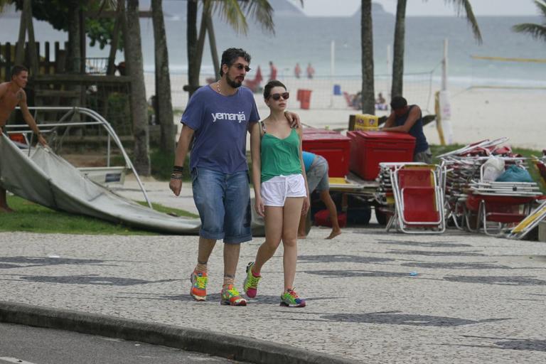 Bruna Linzmeyer e Michel Melamed caminham pela orla da Barra