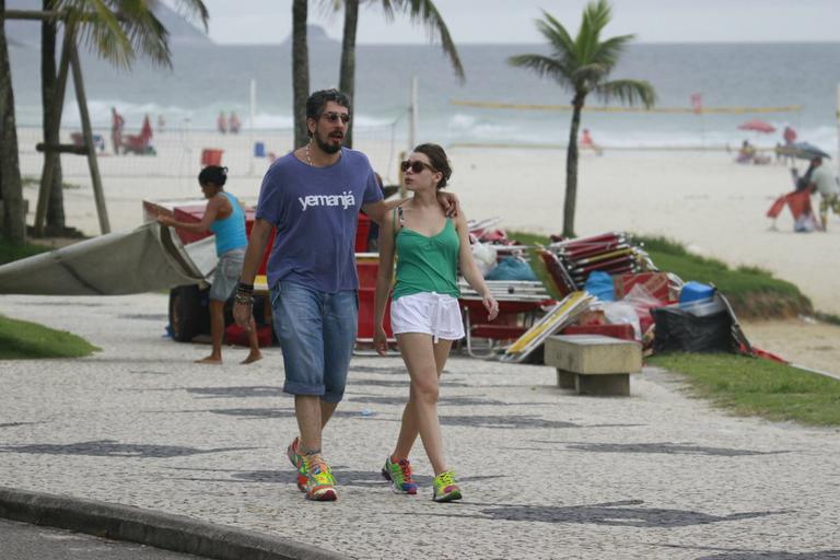 Bruna Linzmeyer e Michel Melamed caminham pela orla da Barra