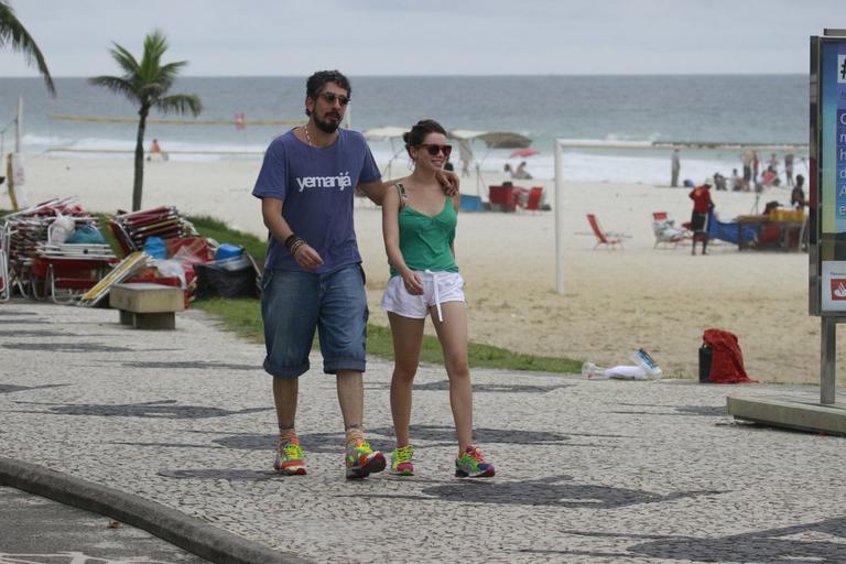 Bruna Linzmeyer e Michel Melamed caminham pela orla da Barra