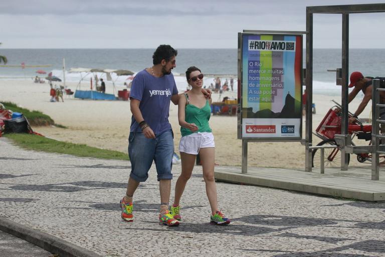 Bruna Linzmeyer e Michel Melamed caminham pela orla da Barra