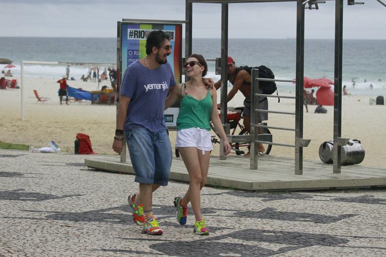 Bruna Linzmeyer e Michel Melamed caminham pela orla da Barra