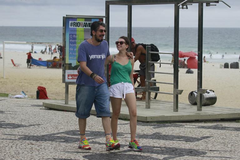 Bruna Linzmeyer e Michel Melamed caminham pela orla da Barra