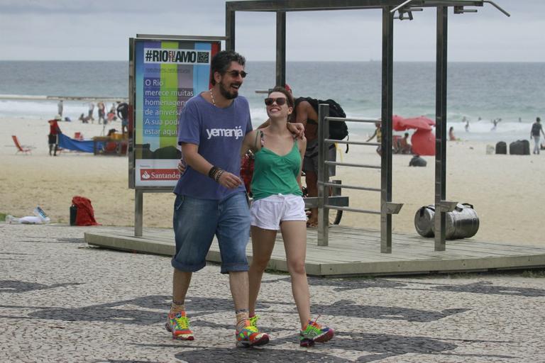 Bruna Linzmeyer e Michel Melamed caminham pela orla da Barra