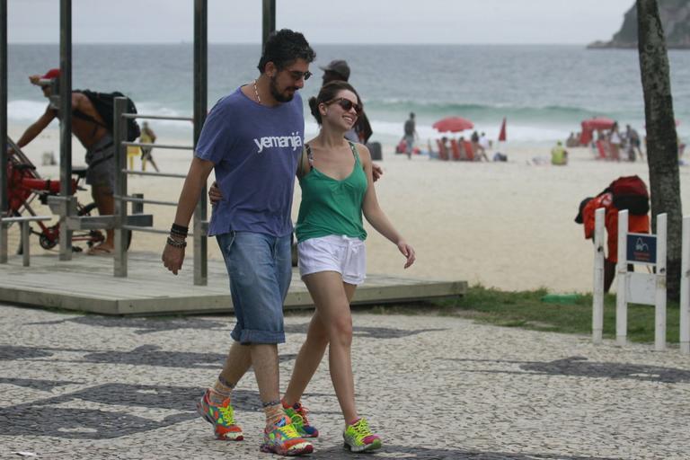 Bruna Linzmeyer e Michel Melamed caminham pela orla da Barra