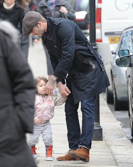 David Beckham passeia com sua pequena Harper por Londres