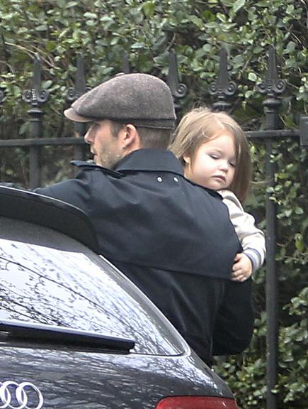 David Beckham passeia com sua pequena Harper por Londres