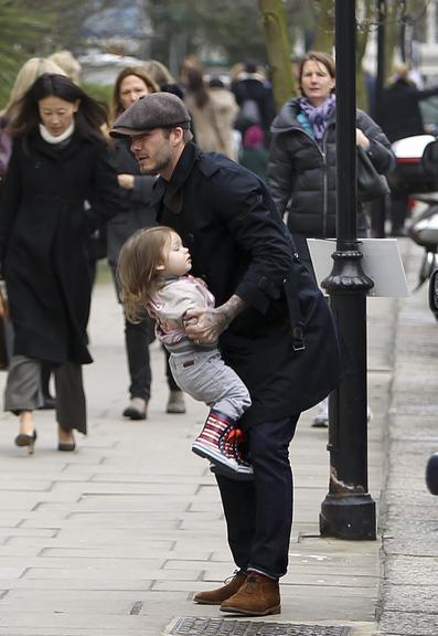 David Beckham passeia com sua pequena Harper por Londres