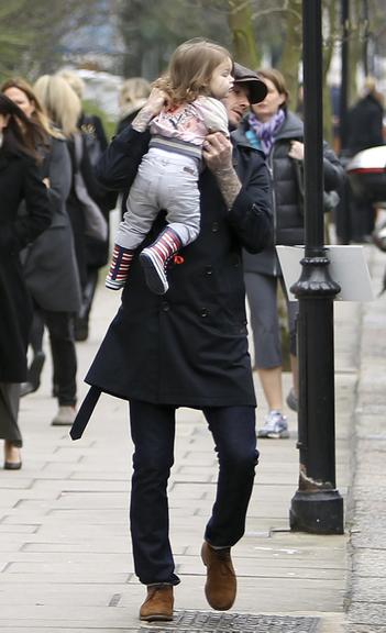 David Beckham passeia com sua pequena Harper por Londres