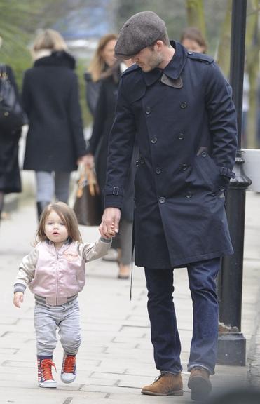 David Beckham passeia com sua pequena Harper por Londres