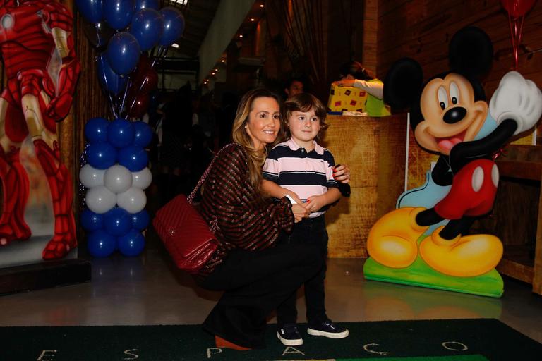 Pietro, filho de Otávio Mesquita, com a mãe, Melissa Wilman