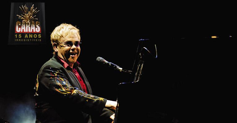 Elton John participa da festa em comemoração aos 15 anos de CARAS, em 2009