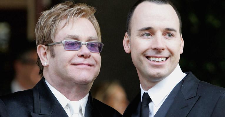 Juntos desde meados da década de 1990, Elton John e David Furnish oficializam a união com a cerimônia do casamento civil em 2005