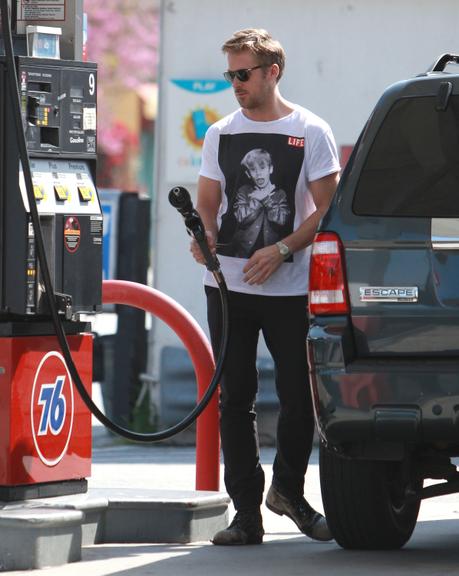 Ryan Gosling usa camiseta de Macaulay Culkin durante passeio em Los Angeles