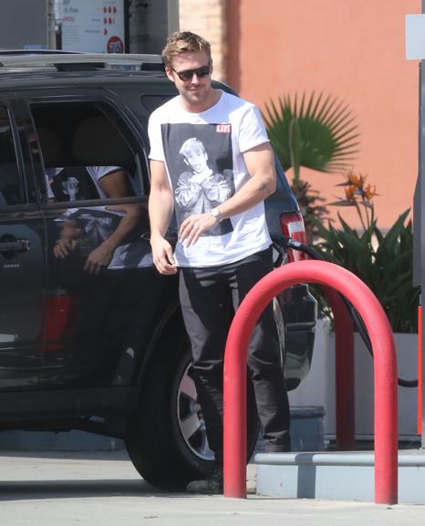 Ryan Gosling usa camiseta de Macaulay Culkin durante passeio em Los Angeles