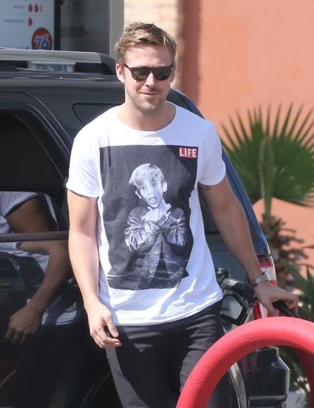 Ryan Gosling usa camiseta de Macaulay Culkin durante passeio em Los Angeles