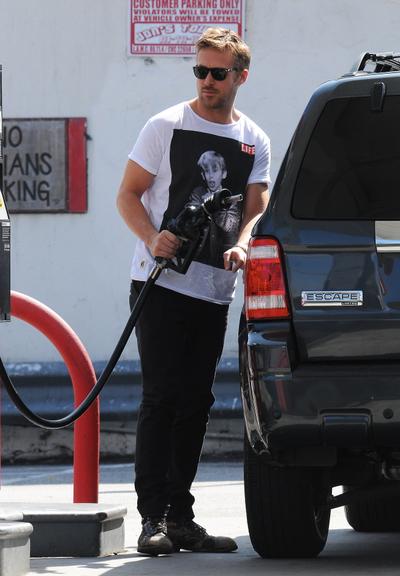 Ryan Gosling usa camiseta de Macaulay Culkin durante passeio em Los Angeles