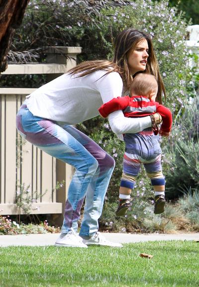 Alessandra Ambrosio mima seu pequeno Noah em parque de Los Angeles