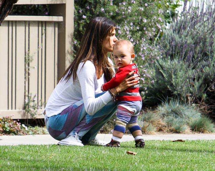 Alessandra Ambrosio mima seu pequeno Noah em parque de Los Angeles