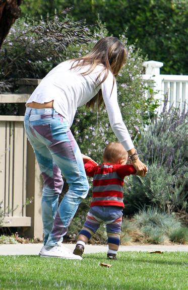 Alessandra Ambrosio mima seu pequeno Noah em parque de Los Angeles