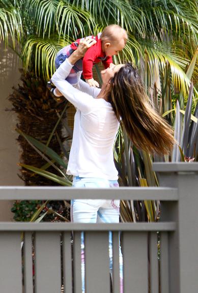 Alessandra Ambrosio mima seu pequeno Noah em parque de Los Angeles