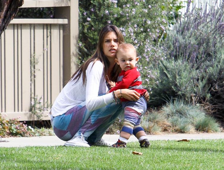 Alessandra Ambrosio mima seu pequeno Noah em parque de Los Angeles