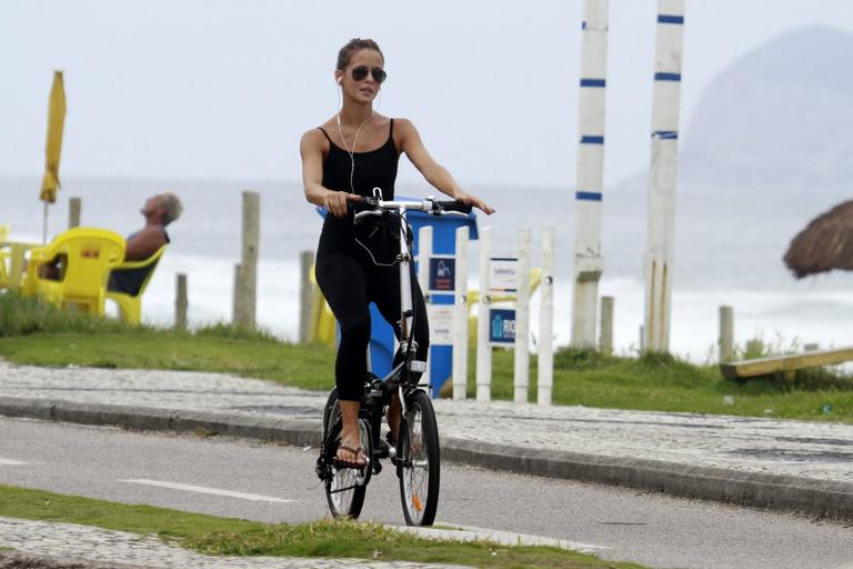 Fernanda de Freitas pedala na orla da Barra da Tijuca para manter a forma