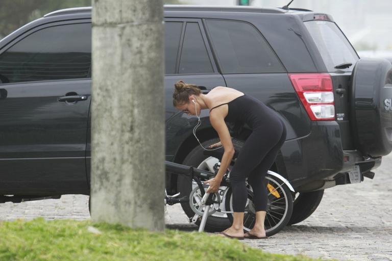 Fernanda de Freitas pedala na orla da Barra da Tijuca para manter a forma