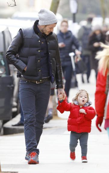 David Beckham passeia com Harper em Londres