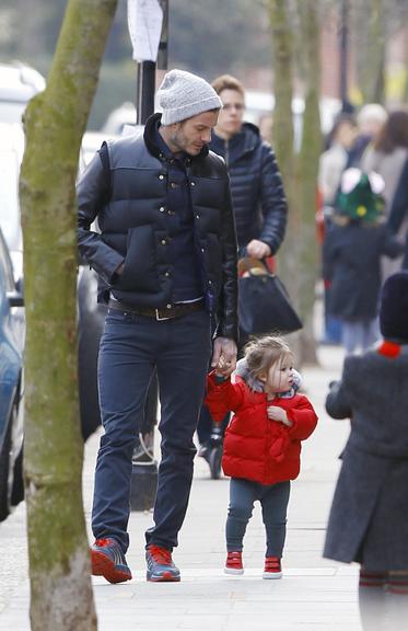 David Beckham passeia com Harper em Londres