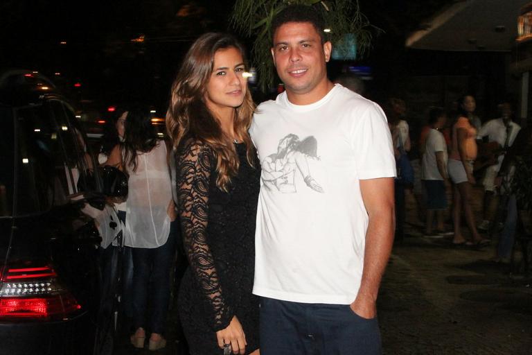 Ronaldo e Paula Morais namoram na noite do Rio de Janeiro