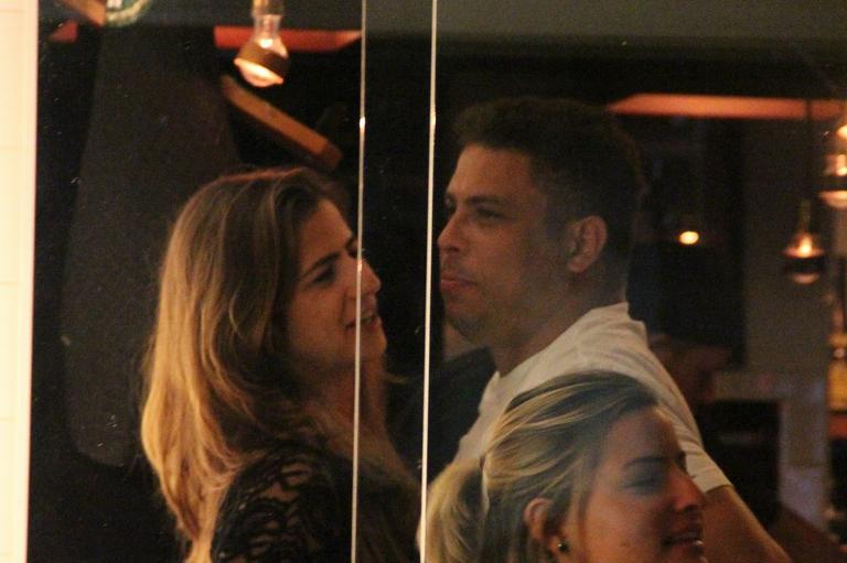 Ronaldo e Paula Morais namoram na noite do Rio de Janeiro