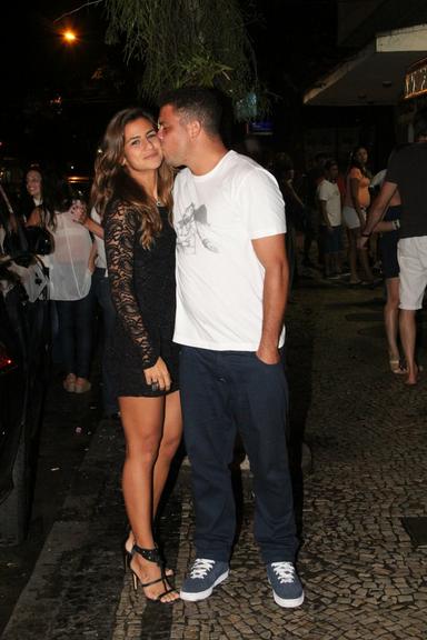 Ronaldo e Paula Morais namoram na noite do Rio de Janeiro