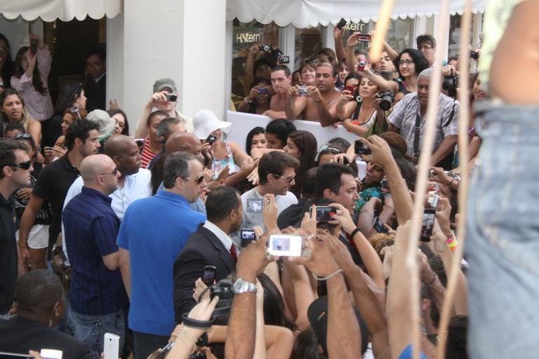 Tom Cruise é assediado em hotel no Rio