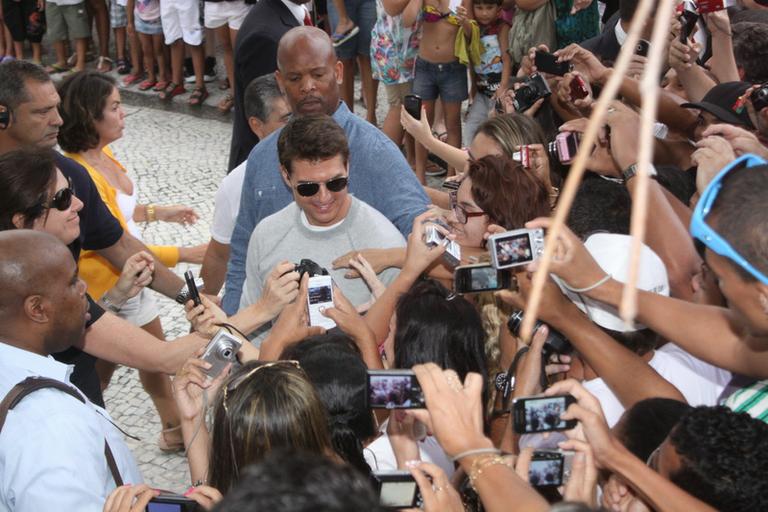 Tom Cruise é assediado em hotel no Rio