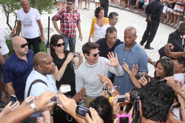 Tom Cruise é assediado em hotel no Rio