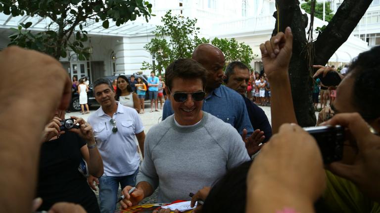 Tom Cruise é assediado em hotel no Rio