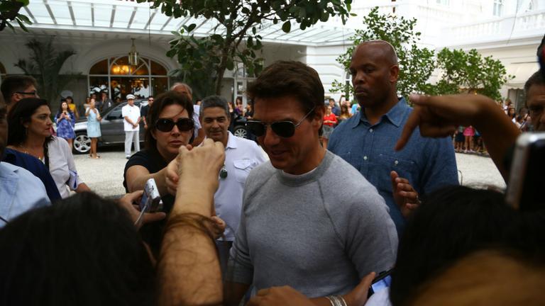 Tom Cruise é assediado em hotel no Rio