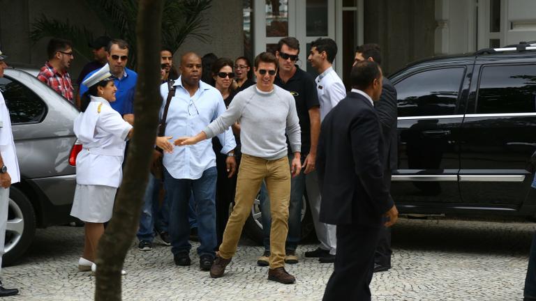 Tom Cruise é assediado em hotel no Rio