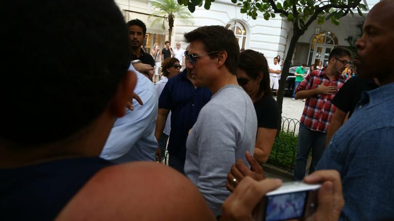 Tom Cruise é assediado em hotel no Rio