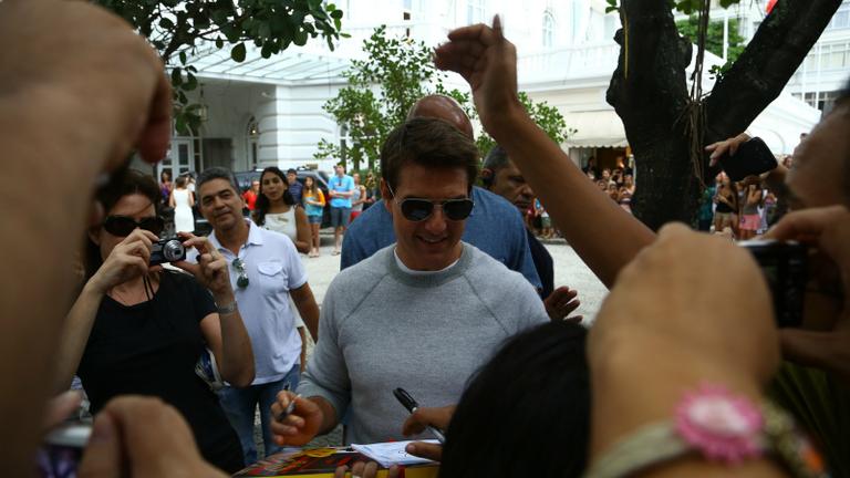 Tom Cruise é assediado em hotel no Rio