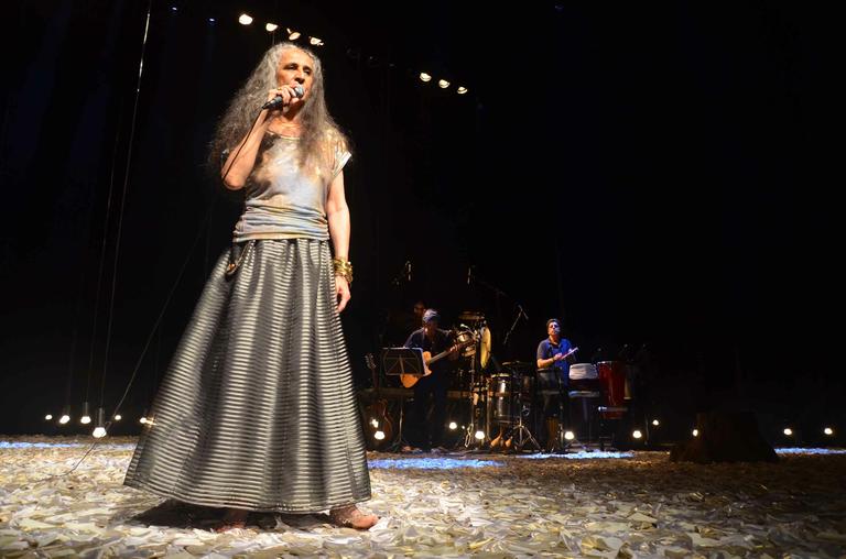 Maria Bethânia se apresenta em São Paulo