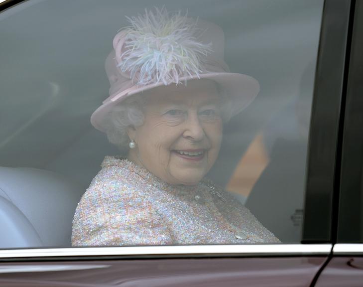 Rainha Elizabeth ganha flores de crianças em domingo de Páscoa