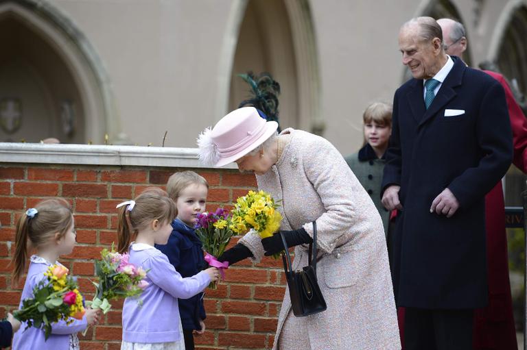 Rainha Elizabeth ganha flores de crianças em domingo de Páscoa