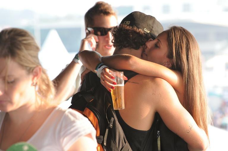 Caio Castro beija morena em festival